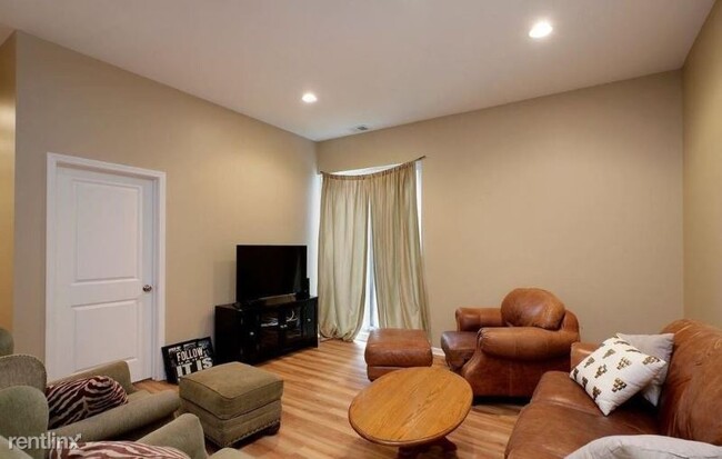 Building Photo - 3 br, 2 bath Apartment - 3225 N Sheffield Ave