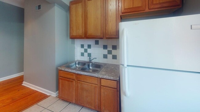 Foto del edificio - 817 W 83rd St