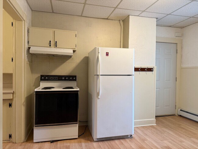 Foto del edificio - Westbrook-66 Stroudwater St. #1:  1 BR+off...