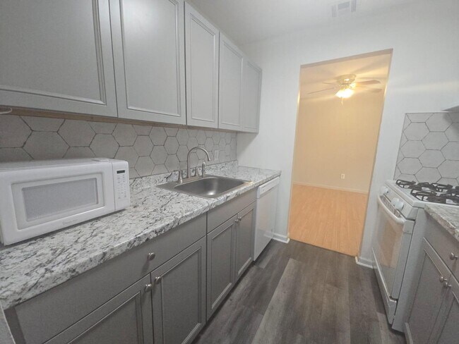 Foto del edificio - 276 Temple Hill Rd
