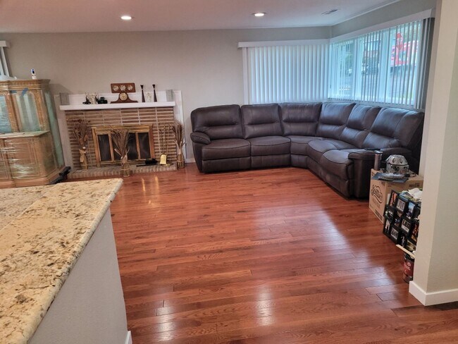 Foto del edificio - Move in ready rental in downtown Rainier with Columbia River views!