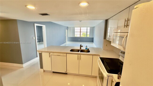 Foto del edificio - 1351 NE Miami Gardens Dr