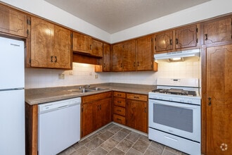 2BR, 1BA - 835SF - Kitchen - Wilshire Apartments