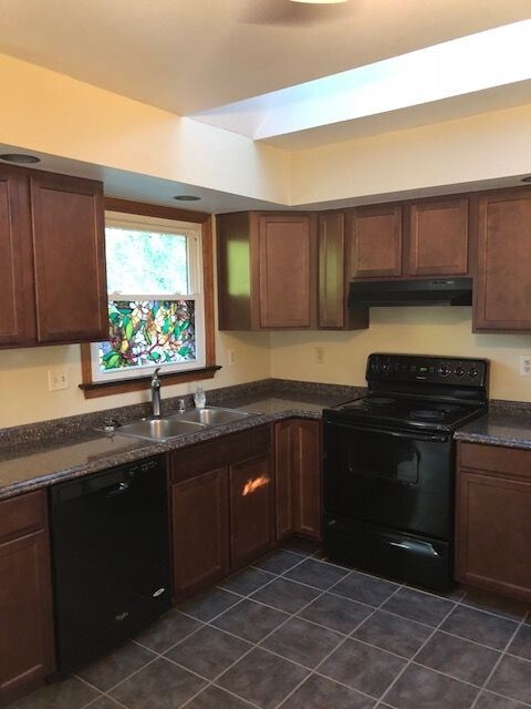 Foto del edificio - Large Split-Level Home Near Harrison Crossing