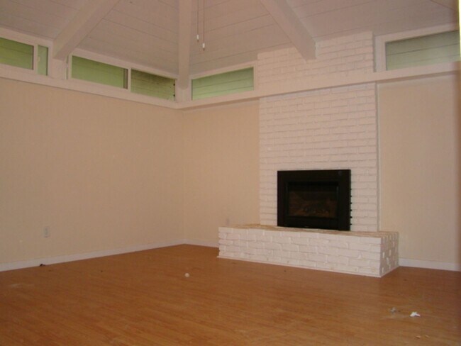 Foto del edificio - 2 Bedroom 2 Bath, dishwasher, yard, 2 parking spaces