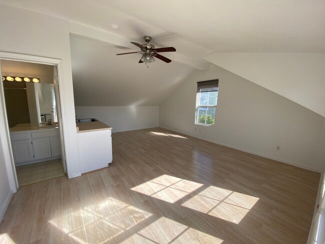 Building Photo - 575 Mural Ln