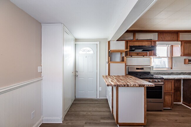 Foto del edificio - Charming 2 Bedroom Home with a Huge Fenced Yard & Garage