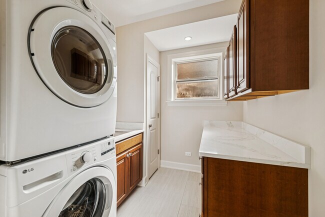 LAVADERO - 2705 W Ardmore Ave