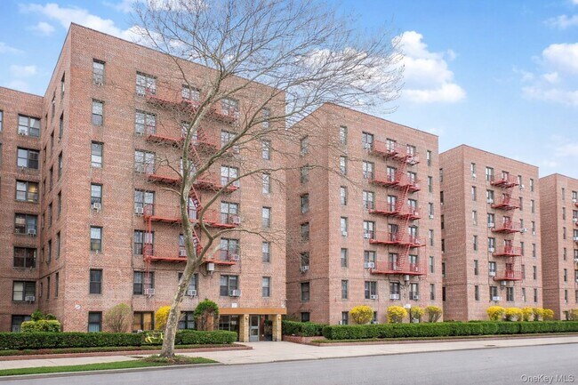 Foto del edificio - 2400 E 3rd St