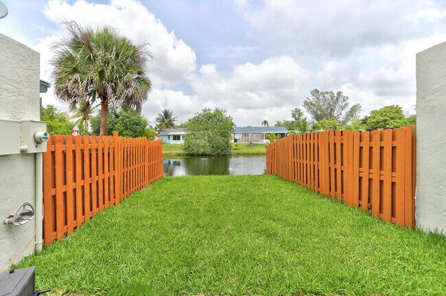 Foto del edificio - Southwest 8th Street, North Lauderdale, FL 33068 - 3 BR 2.5 BA townhouse