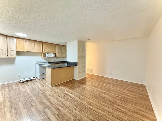 Building Photo - 1 Bedroom Apartment Available Now