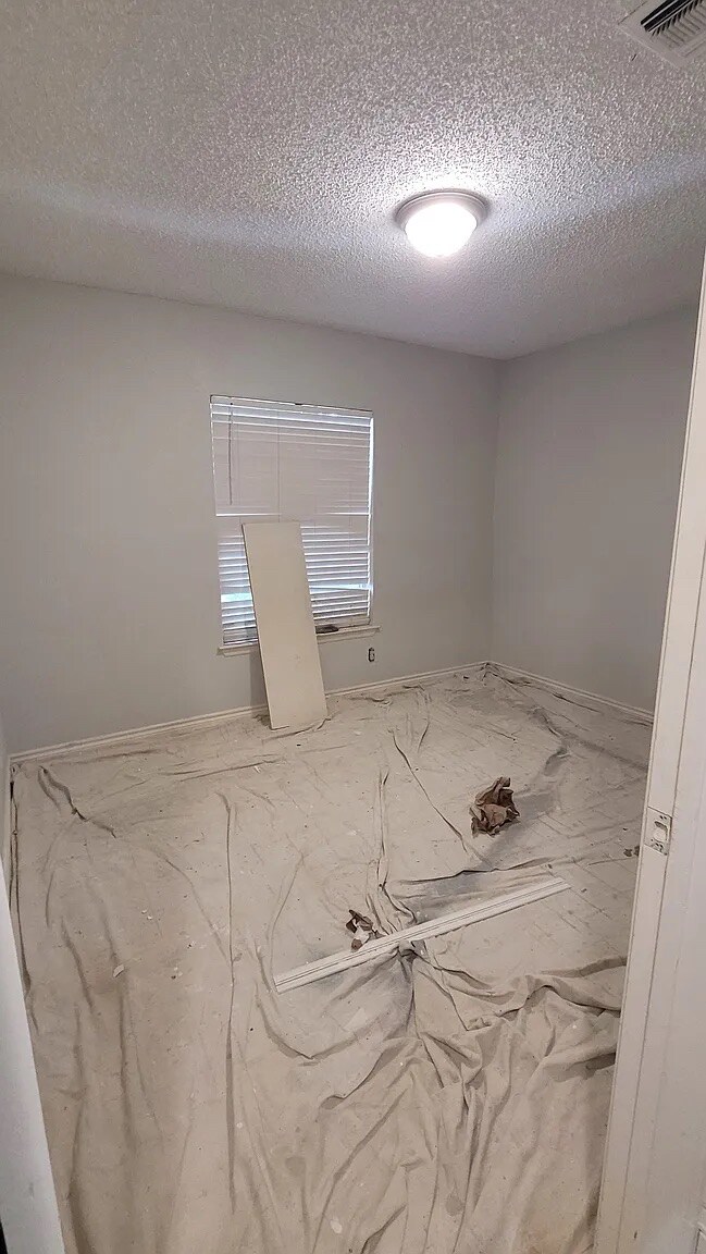 Foto del edificio - Room in House on Bounty Dr