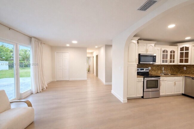 Foto del edificio - 6885 NW 14th Ct