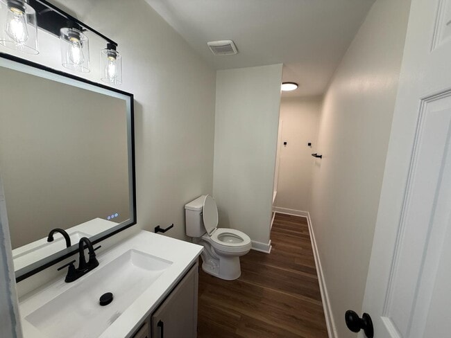 Building Photo - 415 Doak St