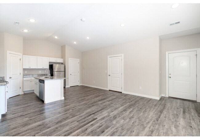 Building Photo - 602 E. Martens Ct.