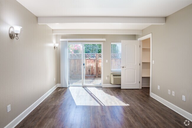 2HAB, 1BA - Casa adosada A - Sala de estar - Ramblewood Apartments