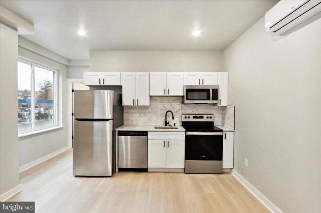 Building Photo - 316 S 52nd St
