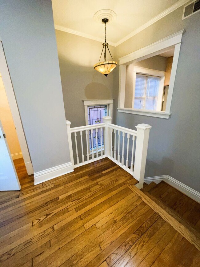 Foto del edificio - $2150 - AMAZING DESIGNED 2F UNIT LOCATED IN THE CWE!