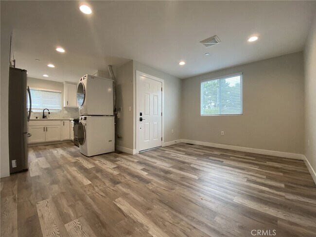 Foto del edificio - 1033 N Cummings St