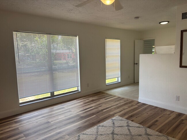 Foto del edificio - 653 5th Pl SW
