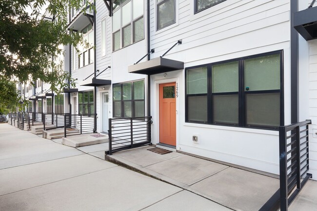 Building Photo - Beautiful 2bd/2.5ba Contemporary Townhome ...