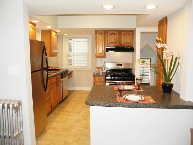 Building Photo - 3 Bedroom & 1 Full Bathroom Colonial for Rent!
