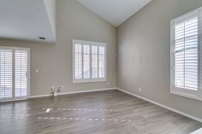 Foto del edificio - GORGEOUS HOME WITH TONS OF UPGRADES*GATED COMMUNITY WITH A COMMUNITY POOL*