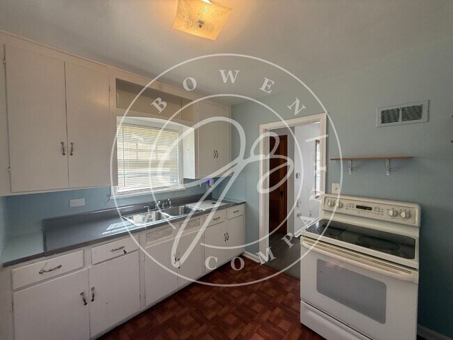 Foto del edificio - "Charming 3-4 Bed home with Hardwood floors close to the University Of Toledo