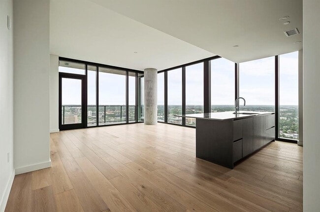 Building Photo - 610 Davis St