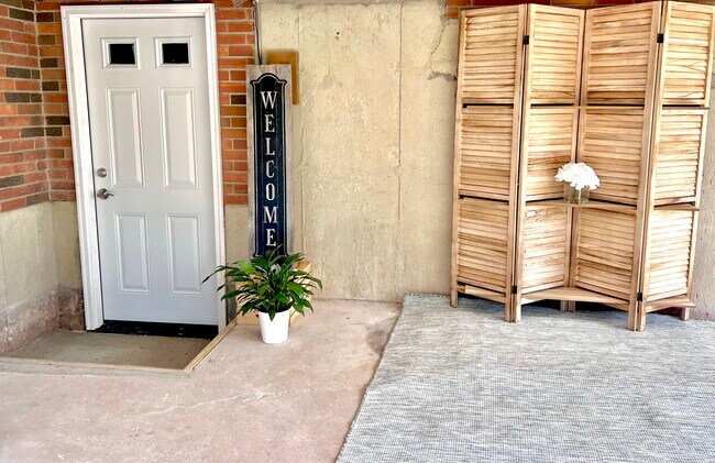 Private entrance - 63 Boyer St