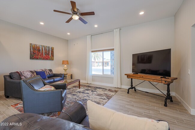 Building Photo - 11145 W Palmeras Dr