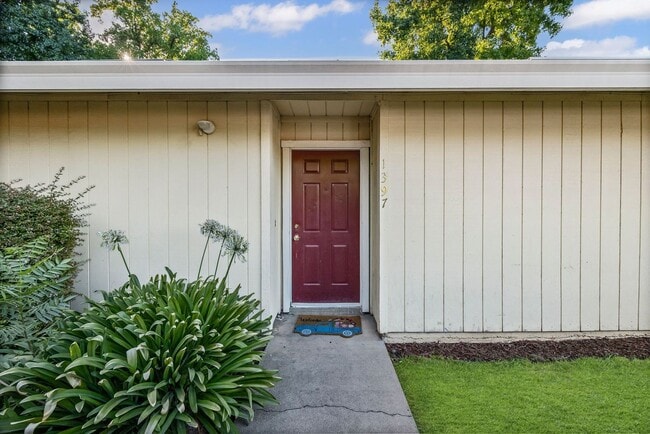 Building Photo - Updated Condo In Richfield Gardens Community!