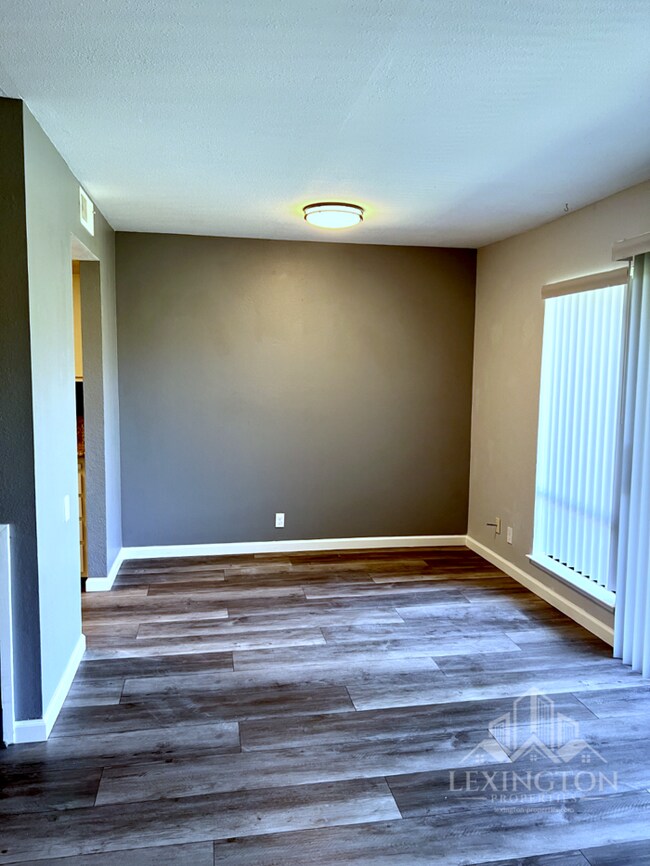 Foto del edificio - 2420 Larkspur Ln
