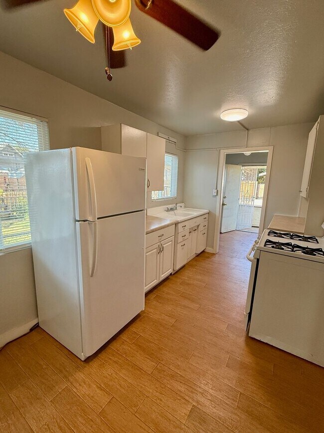 Building Photo - Available Now! 1 Bedroom House