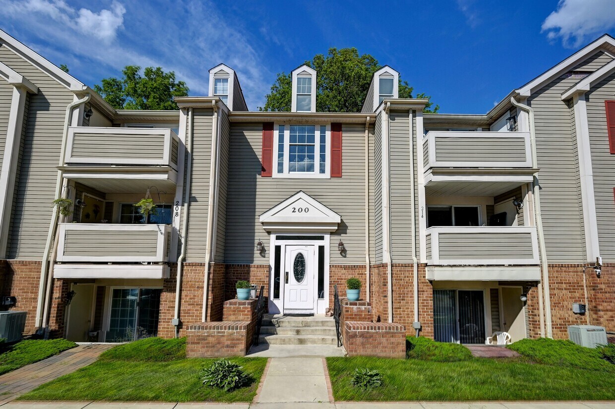 Primary Photo - 220 Long Cove Ln