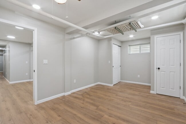 Foto del edificio - 2534 N Farwell Ave