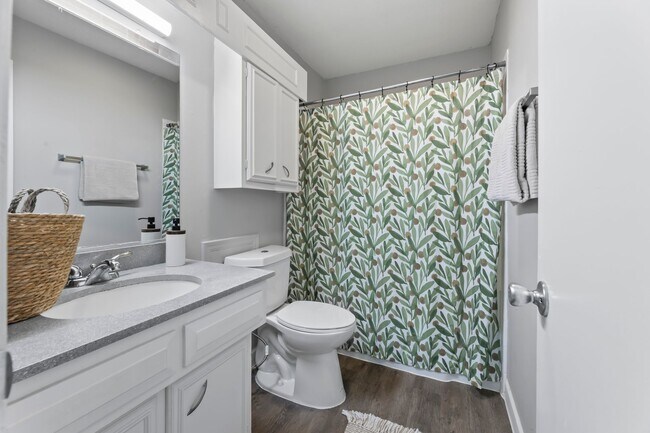 Building Photo - Downstairs 2 Bedroom! Keyless Entry! ADT A...