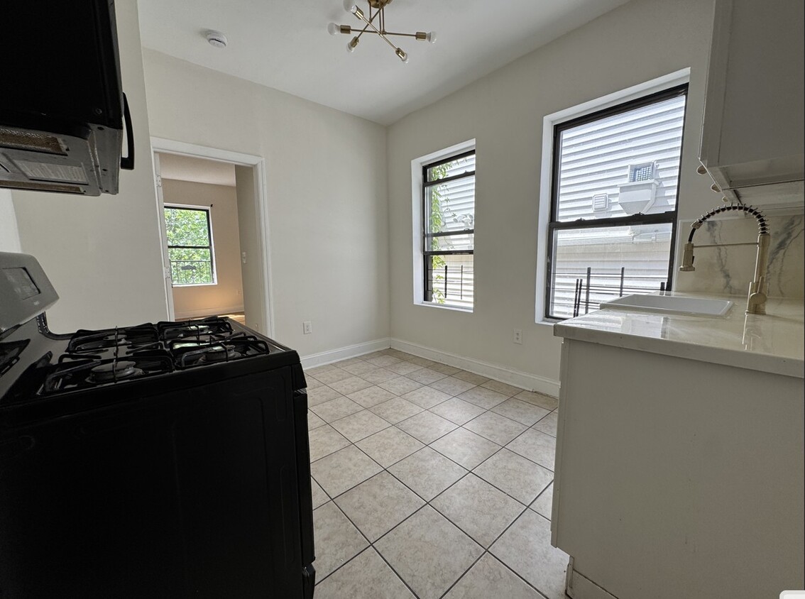 191 Myrtle Ave 3R - 189 Myrtle Ave