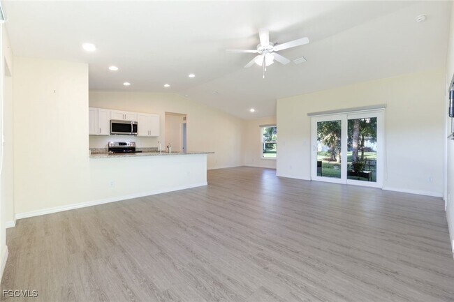 Foto del edificio - 5038 Tradewinds Cir