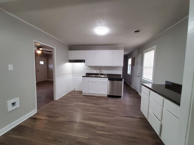 Foto del edificio - 6884 Ensign Rd