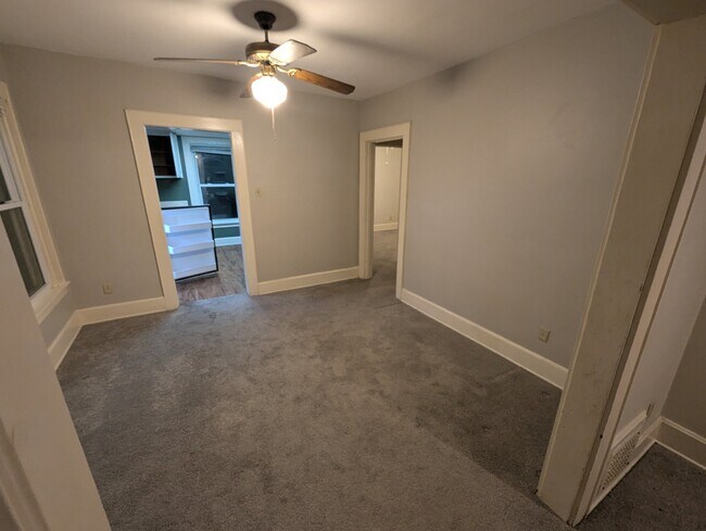 Foto del edificio - 6421 Glade Ave