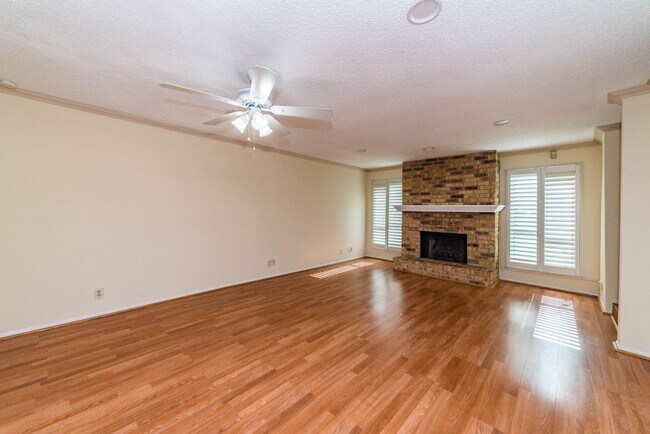 Foto del edificio - 2-BEDROOM TOWNHOUSE IN ALAMO HEIGHTS I.S.D.