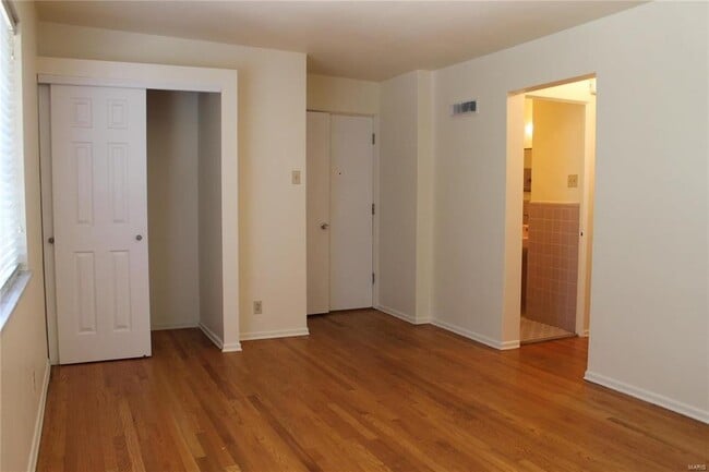 Building Photo - LOCATION!! LOCATION!!! This One bedroom/on...