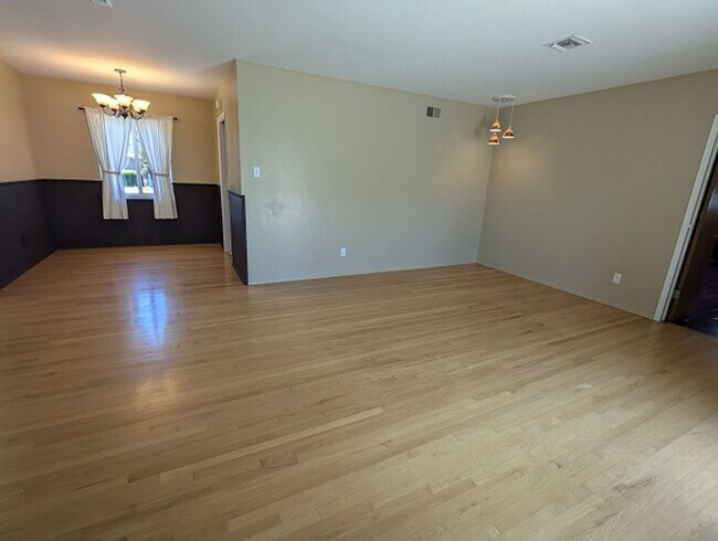 Building Photo - 3 Bedroom 2 bath House in Fletcher Hills