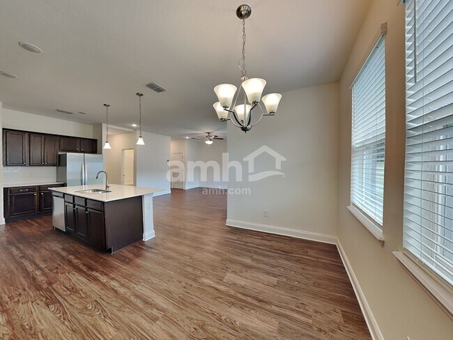 Foto del edificio - 4455 Reisswood Loop