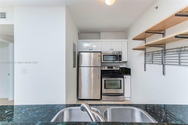 Building Photo - 425 NE 30th St