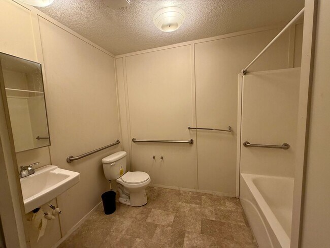 Foto del edificio - 3 bedroom 2 bath