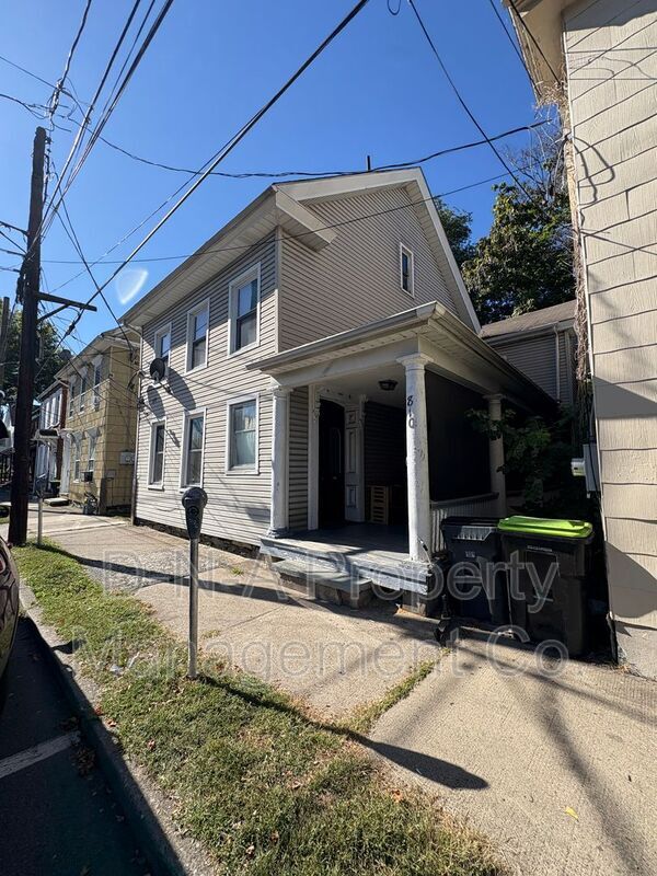 Foto principal - 810 Monroe St