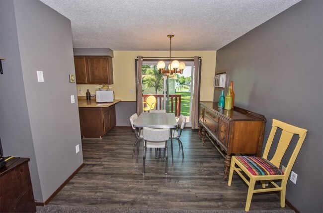 Building Photo - 2915 Heatherwood Cir S