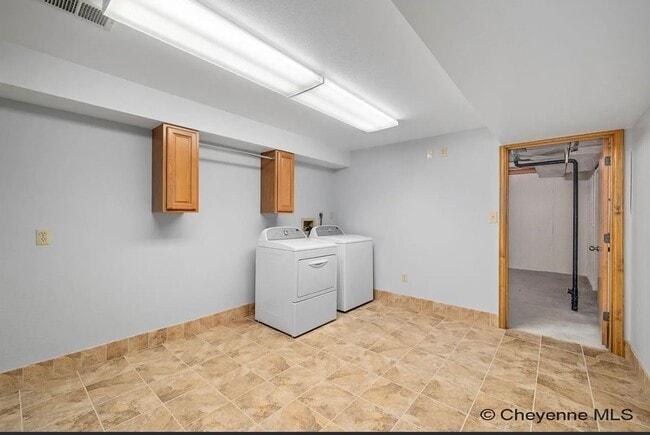 Building Photo - 3 BEDROOM, 2 BATHROOM TOWNHOME WITH 1 CAR ...
